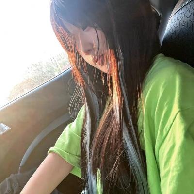 给小酒馆女子喝高杯酒